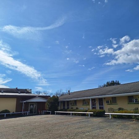 Rest Stop 6 Inn Clarendon Экстерьер фото